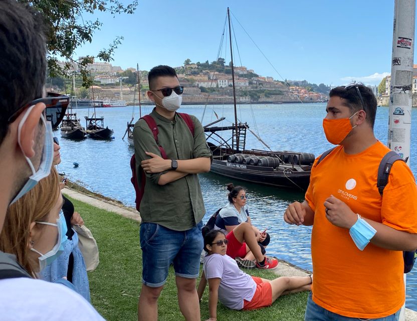 Porto: Wine Tasting with Tapas Walking Tour - Comparing Vinho Verde and Douro wines