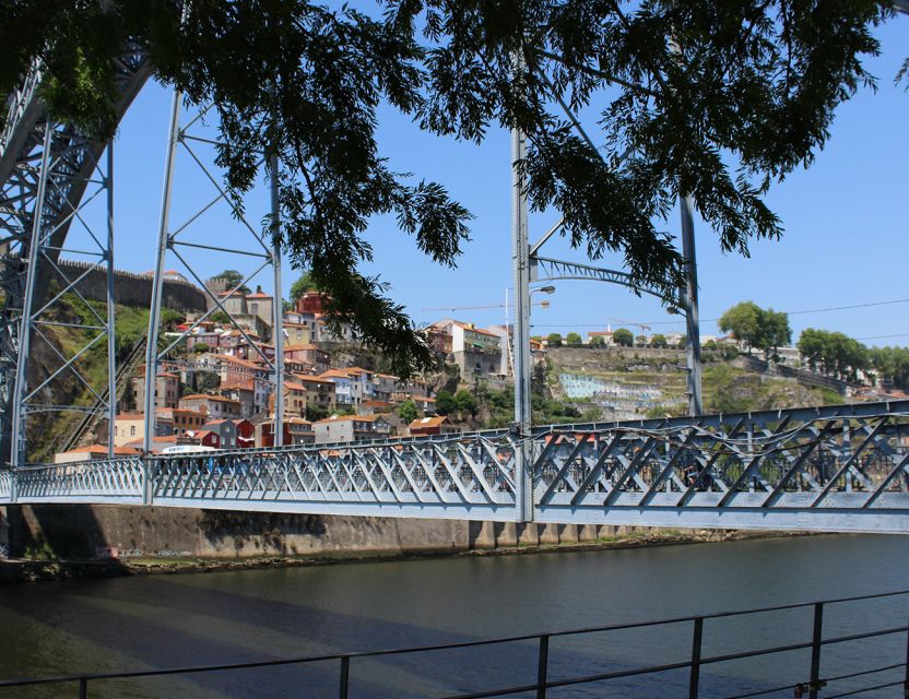 Porto: Wine Tasting with Tapas Walking Tour - The guides make the difference