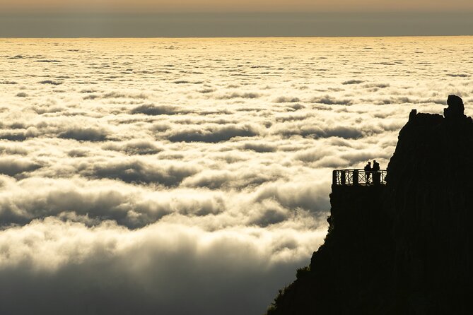 PR1 Sunrise Pico do Arieiro Self-Guided Hiking Transfer - Watching sunrise above Pico do Arieiro
