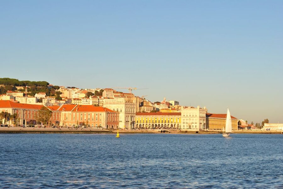 Private Romantic cruise with sparkling wine- 2-Hour- Lisbon - A private yacht for two, not a crowded party boat