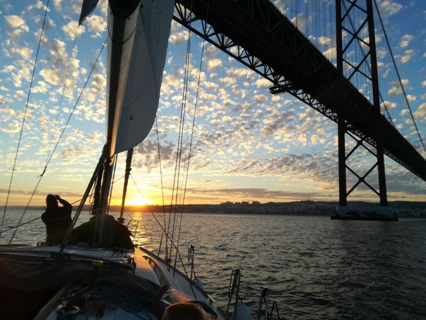 Private Romantic cruise with sparkling wine- 2-Hour- Lisbon - Who will enjoy this cruise most