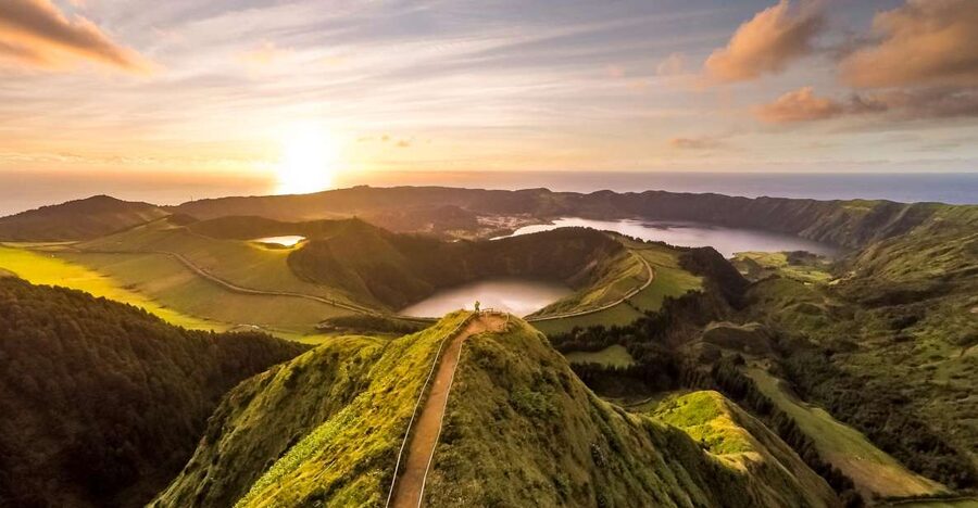 São Miguel: Full-Day Tour to Sete Cidades and Lagoa do Fogo - Inside the pineapple greenhouses