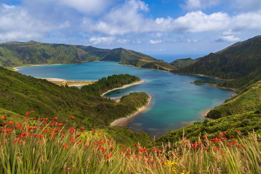 São Miguel: Sete Cidades & Lagoa do Fogo Tour with Lunch - Salto do Cabrito brings water and a short walk