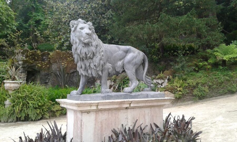 Sintra: Quinta da Regaleira Entry Ticket and Guided Tour - How the guides shape the experience