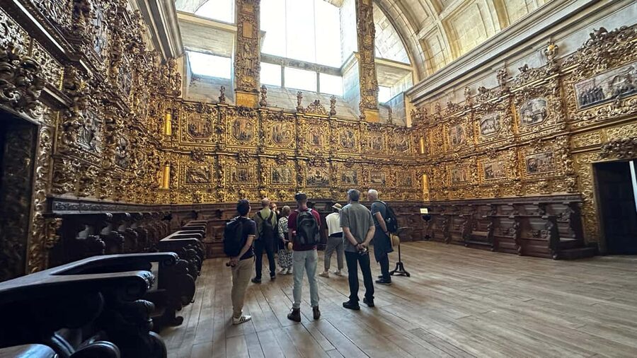 The Beautiful Story of Porto: Guided Tour with Entry Tickets - The secret stop, local drinks, and small Portuguese bites