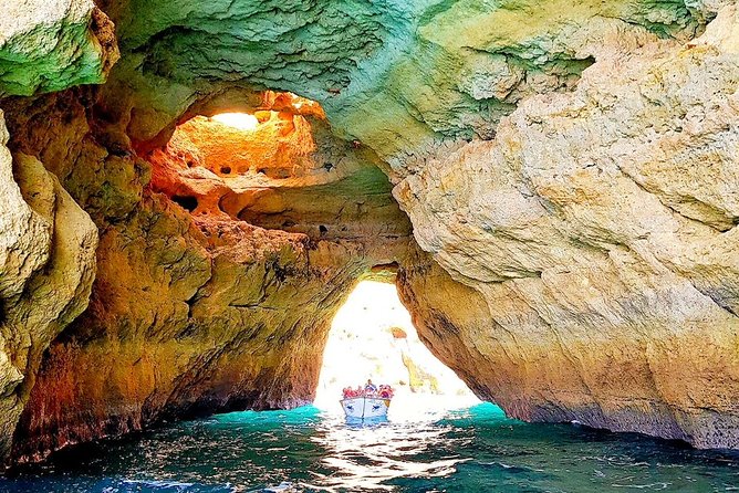 Traditional Tour - Benagil Cave - Finding Benagil Beach without losing your boat