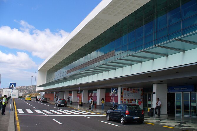 Transfer Privado e Confiável: Aeroporto → Funchal (ou vice-versa) - Arriving at Madeira Airport and finding your driver
