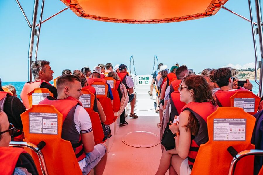 Vilamoura: Benagil Cave Boat Tour with Entry - Seeing the caves between Vilamoura and Benagil